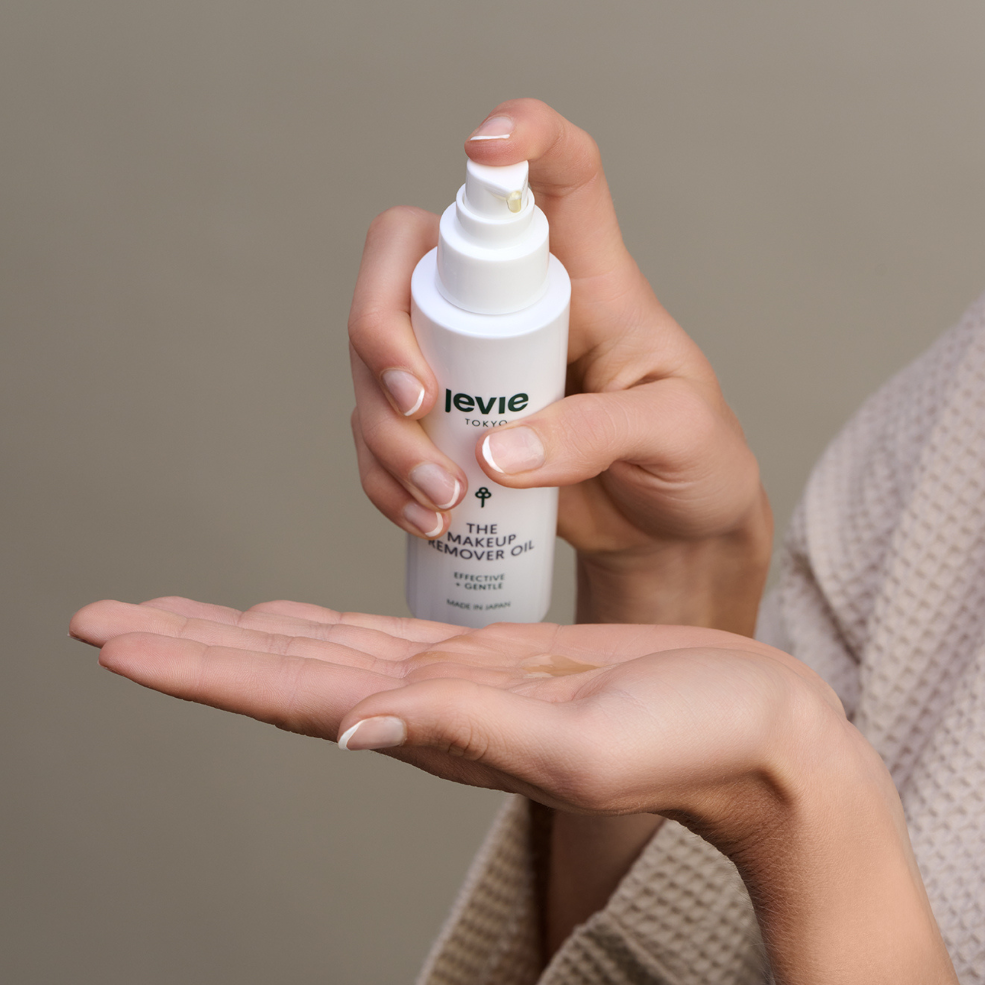 THE MAKEUP REMOVER OIL